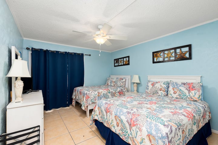 Втората спална соба има брачен кревет и двоен кревет за удобно сместување на сите гости.  Секој кревет има две перници од Serta Cooling Gel за сите да се разладат во текот на жешките летни месеци.