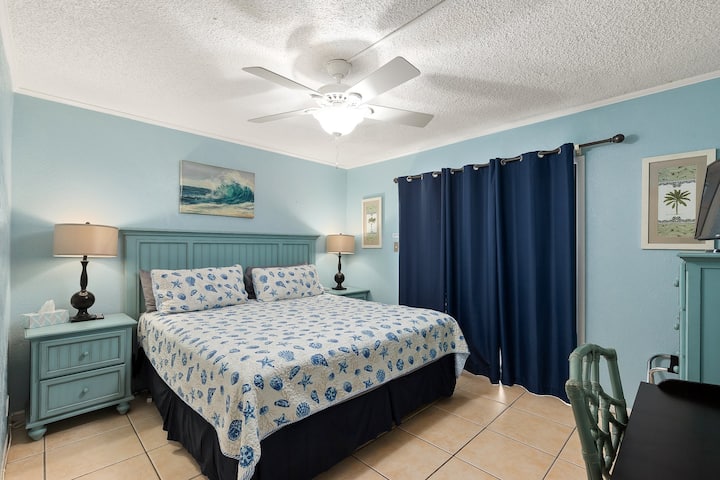 Просторен и удобен главен апартман со брачен кревет, големо исправено биро, ноќни штандови и биро.  Лизгачките стаклени врати овозможуваат пристап до ветровитиот заден двор.