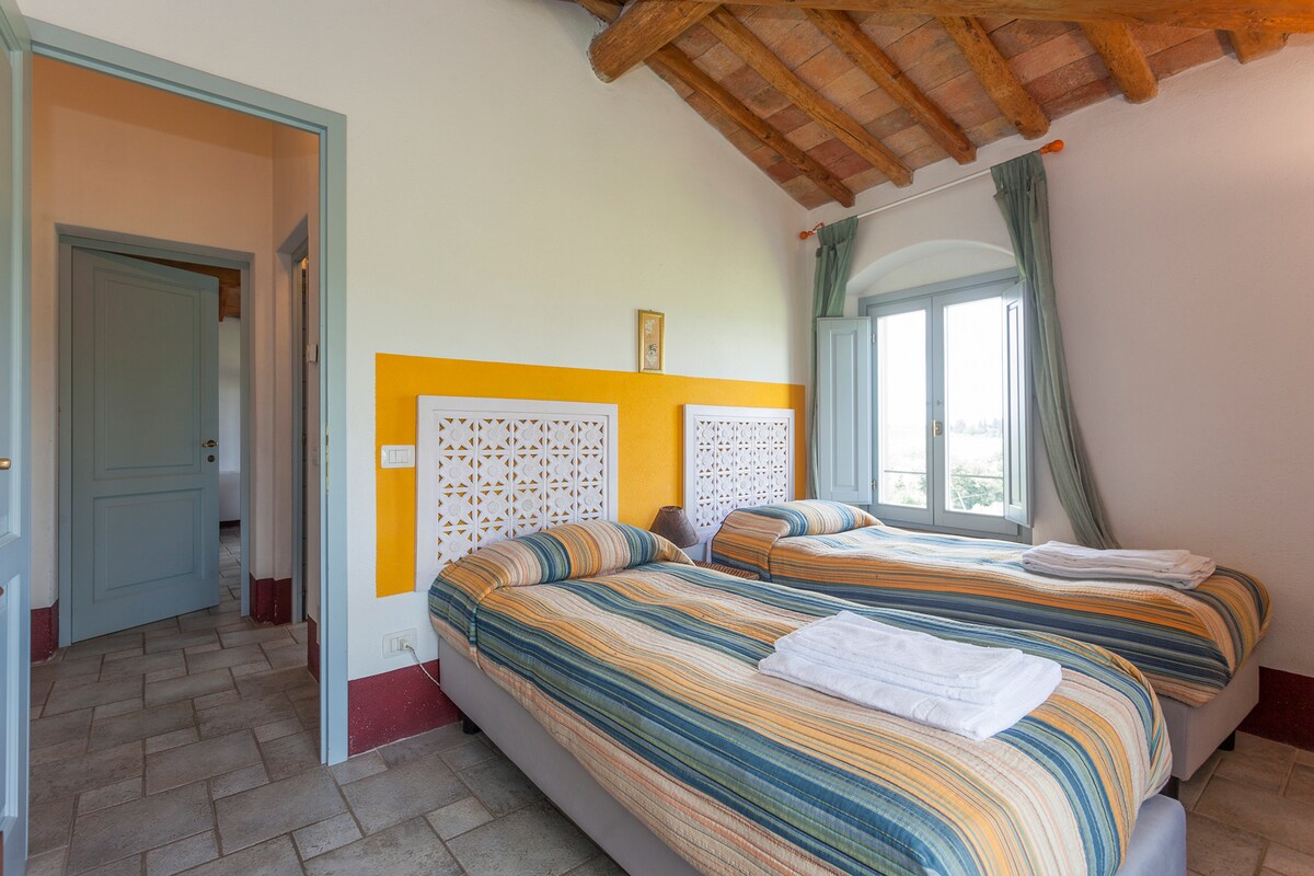 基安蒂的Poderi ：带两张单人床的第四间卧室