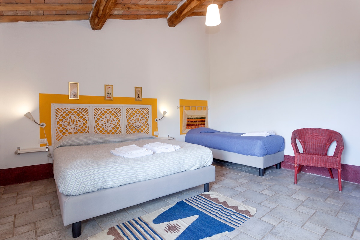 基安蒂的Poderi ：第二间客房配有一张双人床和一张单人床