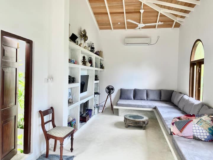 Upstairs. Family Room with TV & Netflix 