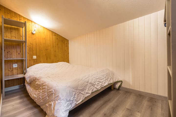 Chalet klasik me 4 persona 30 m² - dhomë gjumi në katin e poshtëm me krevat dopio
