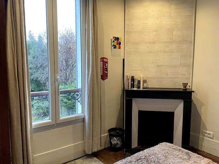 chimenea y vistas al jardín