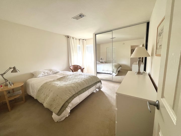 Chumba cha kulala kilicho na kabati na kabati ya kujipambia