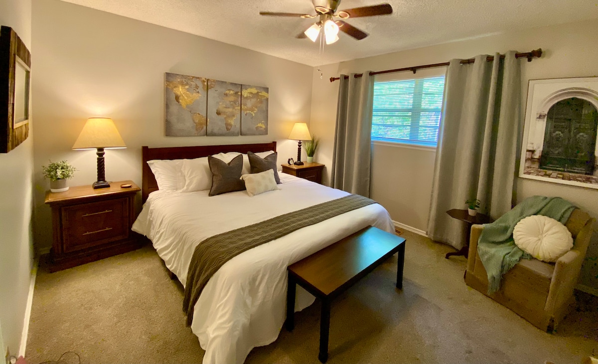 Veliki bračni krevet na prvom katu.  U ormaru je Pack N Play.