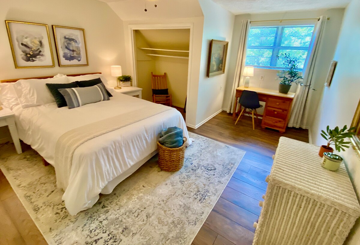 Na katu je spavaća soba veličine 150 - 179 cm. Uživajte u novom madracu za spavanje Serta i poslužite se za radnim stolom i stolicom. Svoju odjeću možete objesiti u ormaru. 