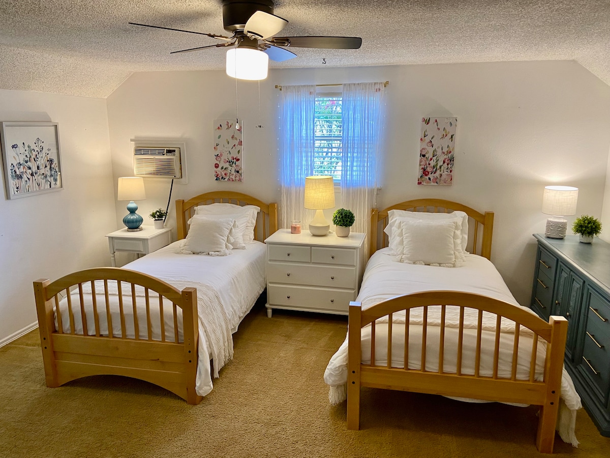 Dvostruki lončarski kreveti s udobnim madracima. Ova je soba na katu i sadrži veliki ormar za odlaganje odjeće, radni stol i stolicu za rad te prostor za igračke. 