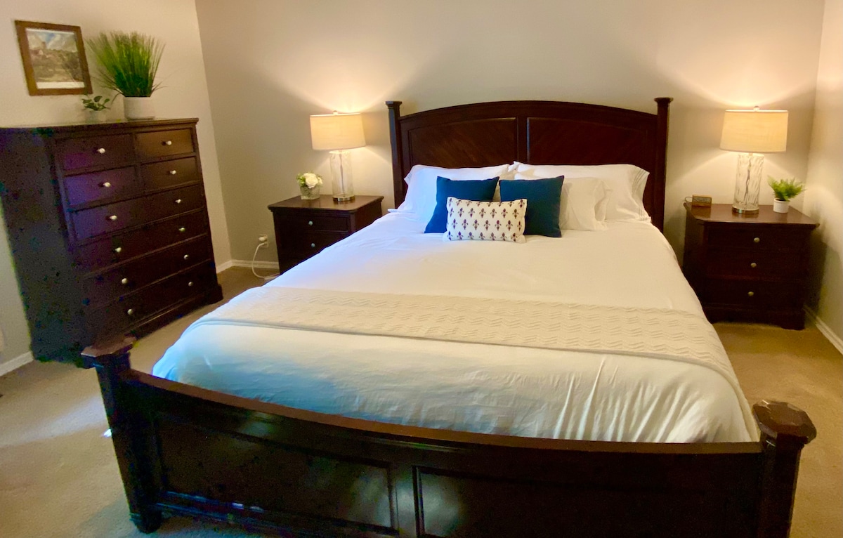 Gosti su oduševljeni ljubičastim madracem na ovom bračnom krevetu koji uključuje kvalitetno perje i jastuke za gel. Ova glavna spavaća soba nalazi se u prizemlju i ima svoju privatnu kupaonicu. Mirno spavajte u ovoj sobi sive boje.