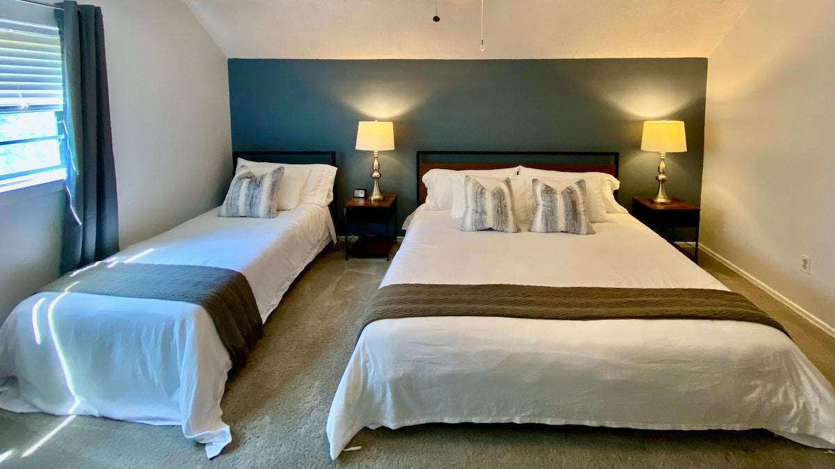 Spavaća soba na katu ima novi, udoban bračni krevet (širine 180 - 200 cm) i bračni krevet (širine 180 - 200 cm). Zidovi su svježe  obojeni Adonirack Blue & Ice Sculpture. Tu je ormar s igračkama za igru, polica za knjige s knjigama i stol za nogometne loptice.