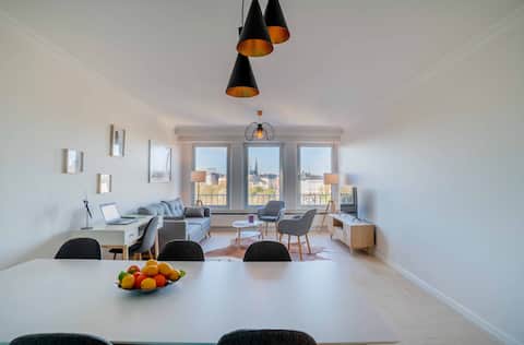 709 luxury two bedrooom apartment with city view
