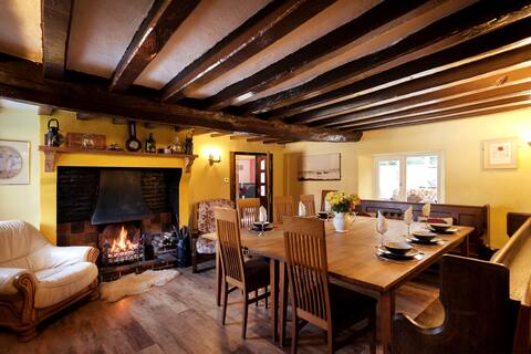 C17th Farmhouse with great local walks & cycleways