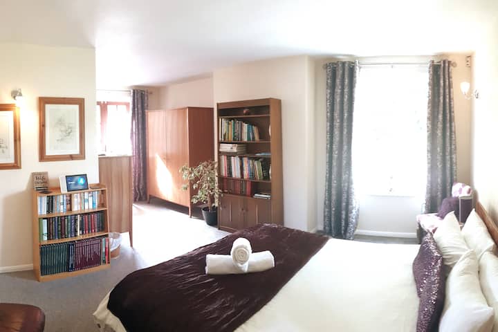 Chumba kikuu cha kulala cha Raven 's Wing