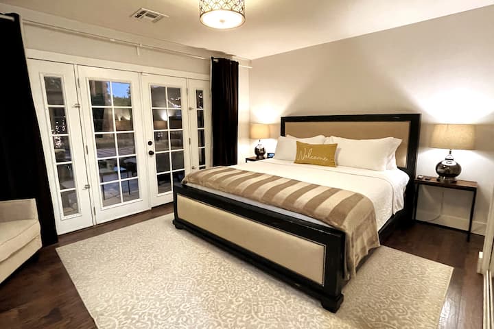 Secondary Bedroom : KIng Size Bed with pool view