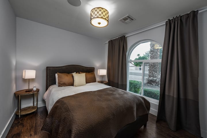 Bedroom 2: Queen Bed