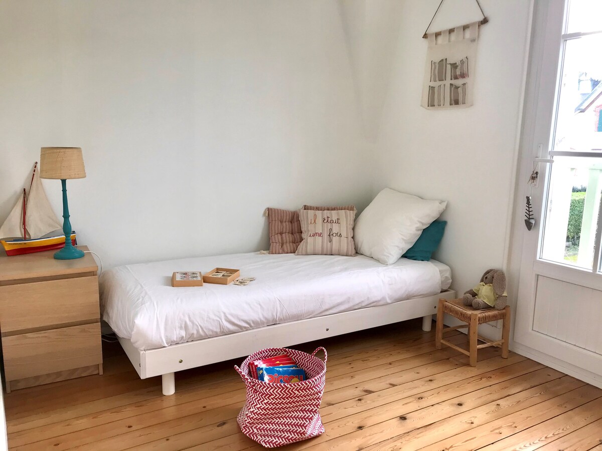 malá spálňa na poschodí s jednolôžkom