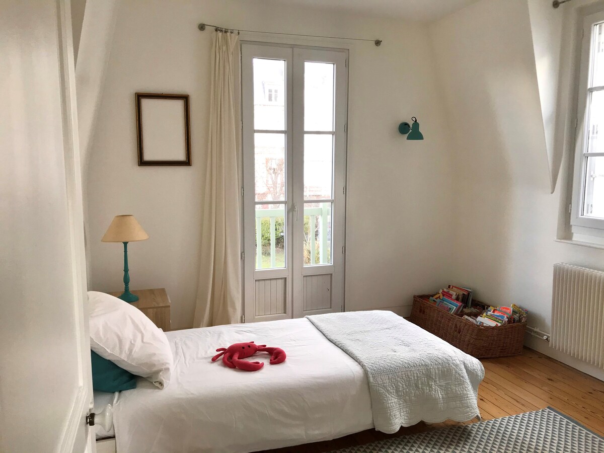 spálňa na poschodí s jednolôžkom a balkónom