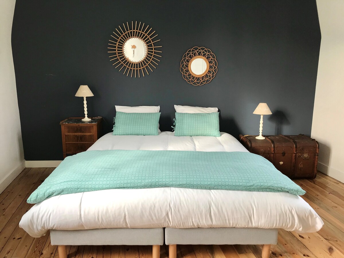 spálňa s manželskou posteľou na poschodí s rozmermi 160 x 200 lôžok