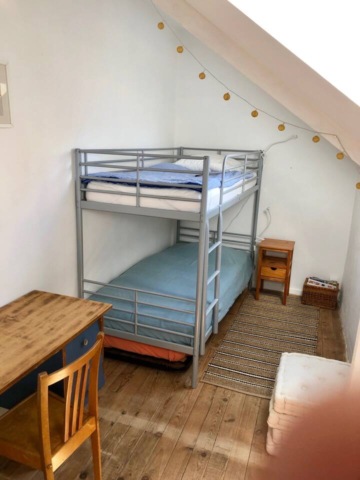 Chambre 3 avec 2 lits simple superposés