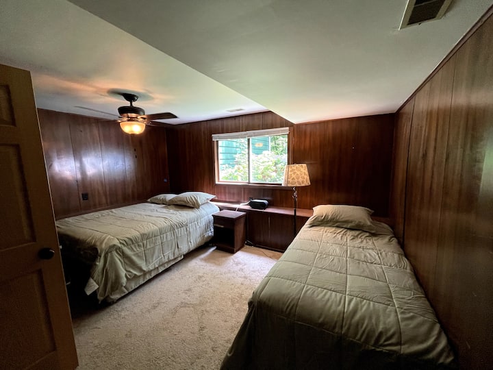 Dormitorio 5 con camas tamaño queen y dos camas individuales.