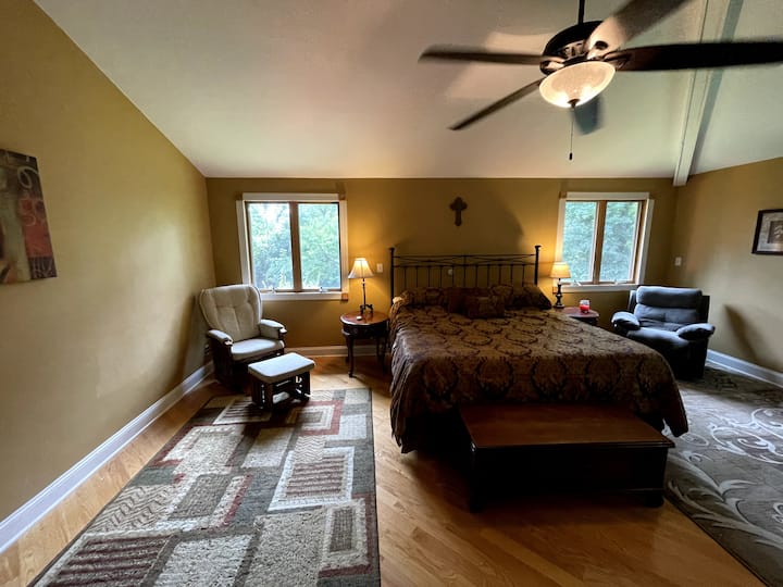 Dormitorio principal con cama tamaño king y baño privado en suite.