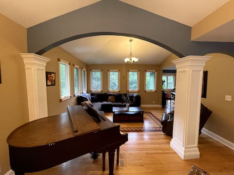 6 Bedrm/3 Bath Retreat/Reunion, Hot Tub, Fireplace