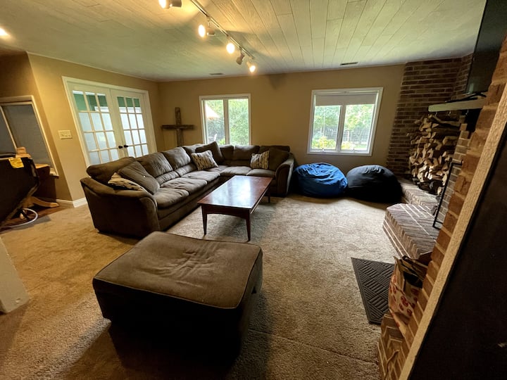 Guarida familiar con chimenea, bañera de hidromasaje y TV de pantalla plana