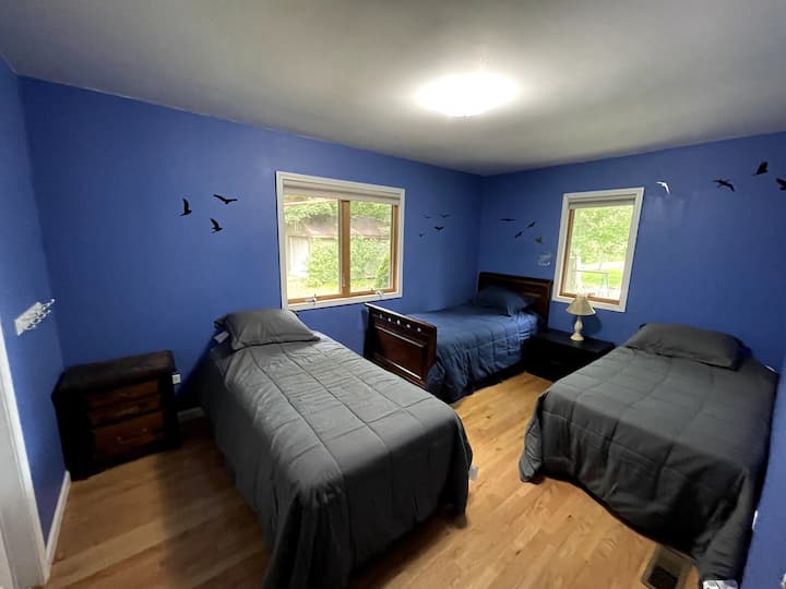 Dormitorio 2 (la habitación azul) con 3 camas individuales.