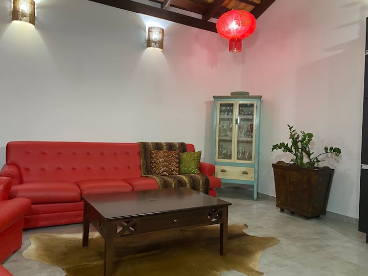 дневна соба интегрирана со кујна