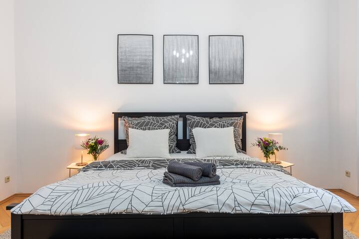 Charles Bridge Large 2BRM LuxPrimeVibrant Location gallery image 2