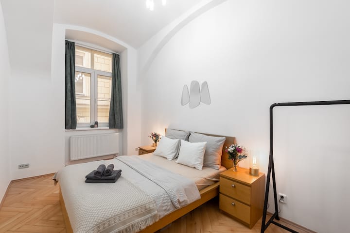 Guest Bedroom with Queen size bed & percale bed sheets