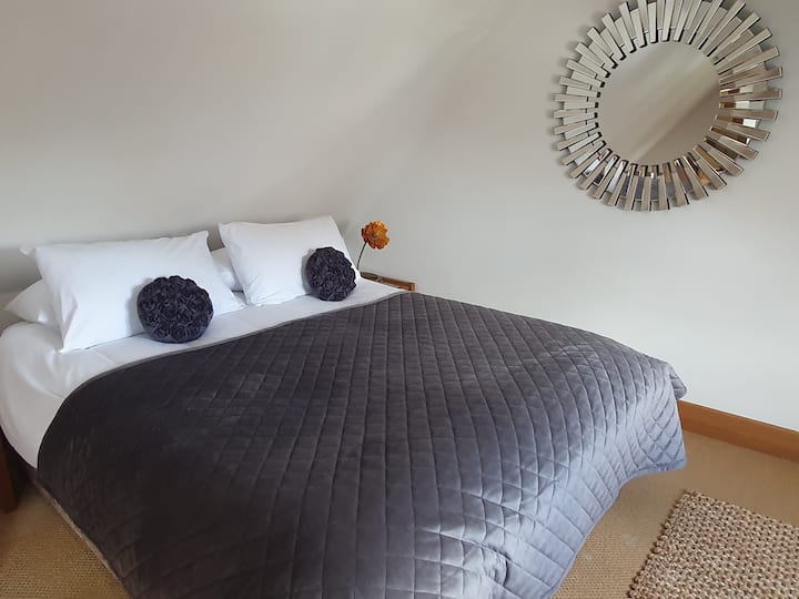 ห้องนอนอยู่ในพื้นที่ห้องใต้หลังคา