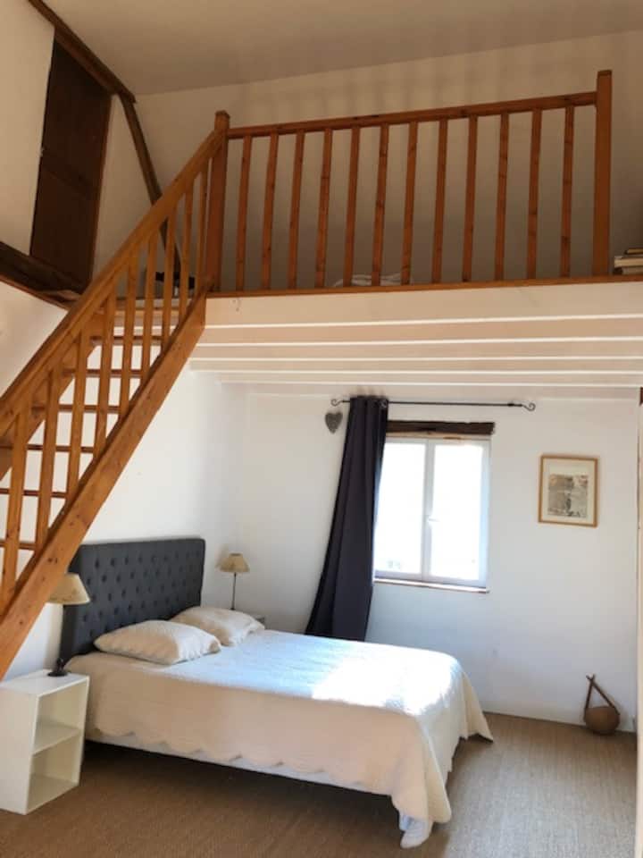 带夹层楼梯的双人床卧室 