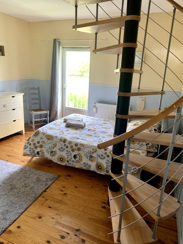 带螺旋楼梯的双人卧室，可通往卧室