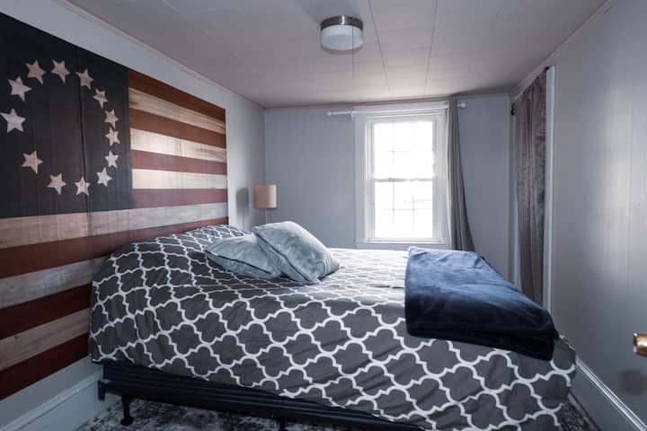 Მეორე სართულზე მდებარე 4 ‑ იანი მეორე საძინებელი აღჭურვილია ორადგილიანი საწოლით.