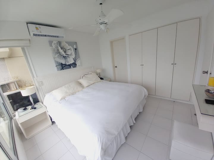 נוף שלטים ושירותים צמודים. מאוורר תקרה. טלוויזיה חכמה