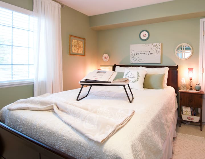 Mirë se vjen në dhomën Rose me një krevat dopio "queen" të rehatshëm. Dyshek ajri për dy persona dhe krevat portativ për fëmijë të disponueshëm.
