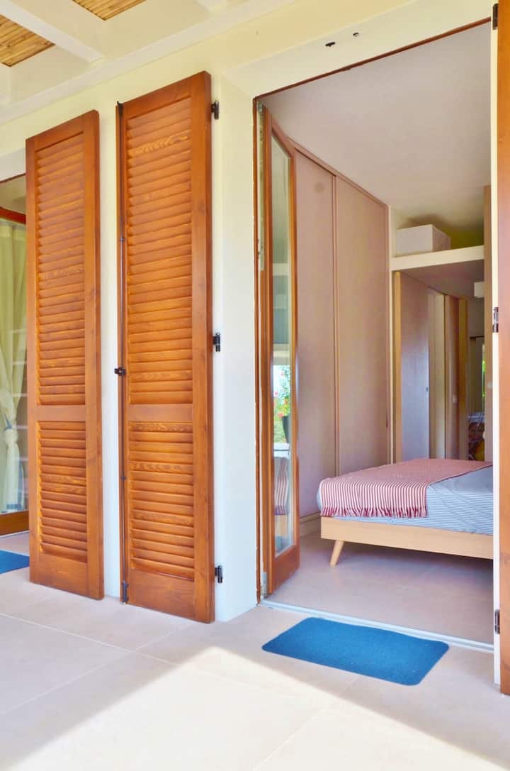 Pristup terasi u dvorištu iz spavaće sobe s bračnim krevetom u prizemlju