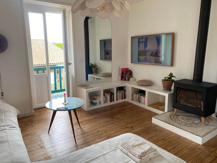 客厅配有2张模块化单人床，可通往阳台