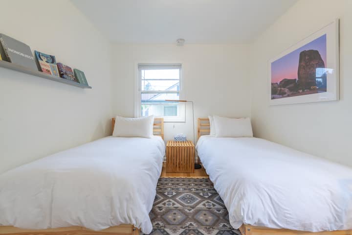 спална соба со два кревета на приземје