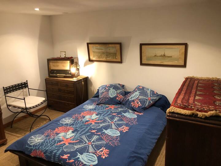 segunda  habitación con cama de 2 plazas y 
sofá Clic clac