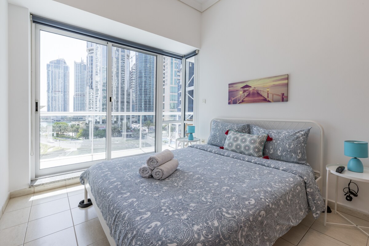 Užite si pokojný spánok na našej manželskej posteli s matracom s pamäťovou penou.