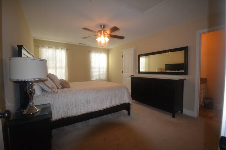 غرفة النوم رقم2 بسرير بحجم كبير