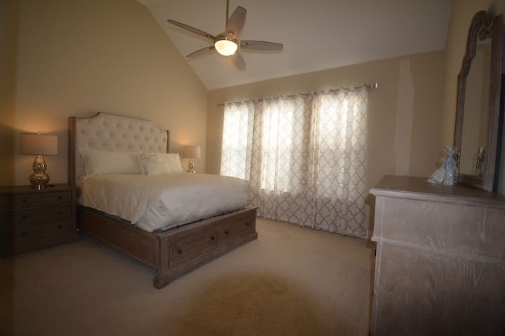 غرفة نوم رئيسية بسرير بحجم كبير