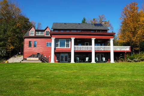 Fall foliage, hot tub, fab views, great kitchen!