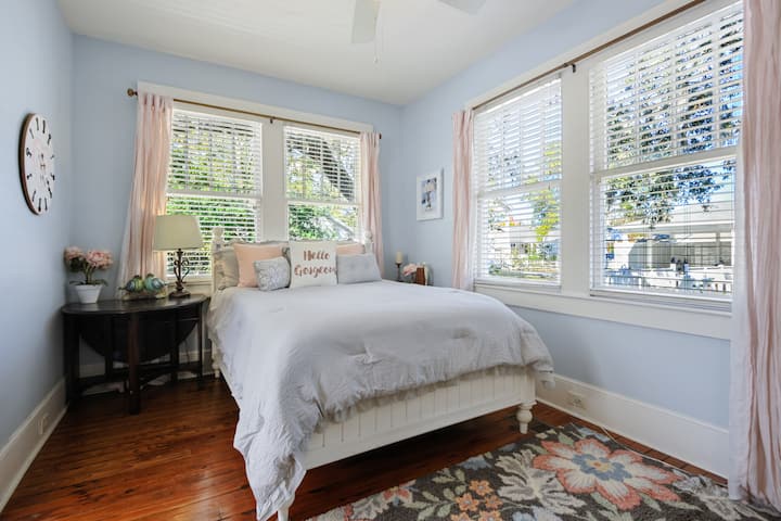 Back master bedroom. Queen Bed with connected 1/2 bath 