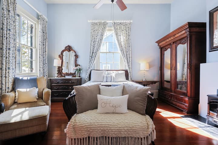 Front bedroom with Waterviews. Opens to front porch. (2nd front room) queen bed