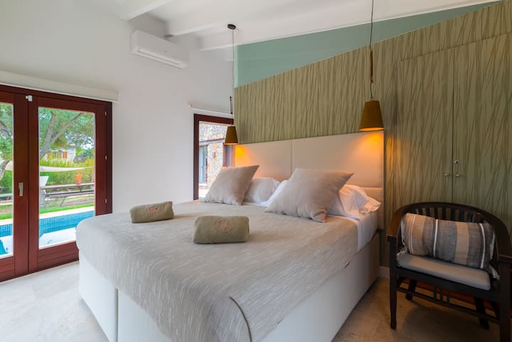 主卧
2米宽双人床