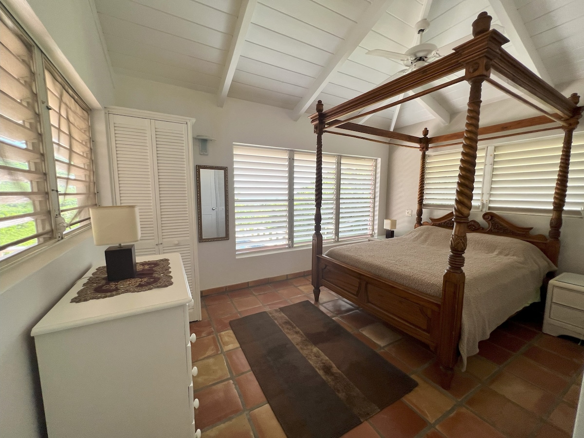 带四柱标准双人床和蚊帐的主卧套房