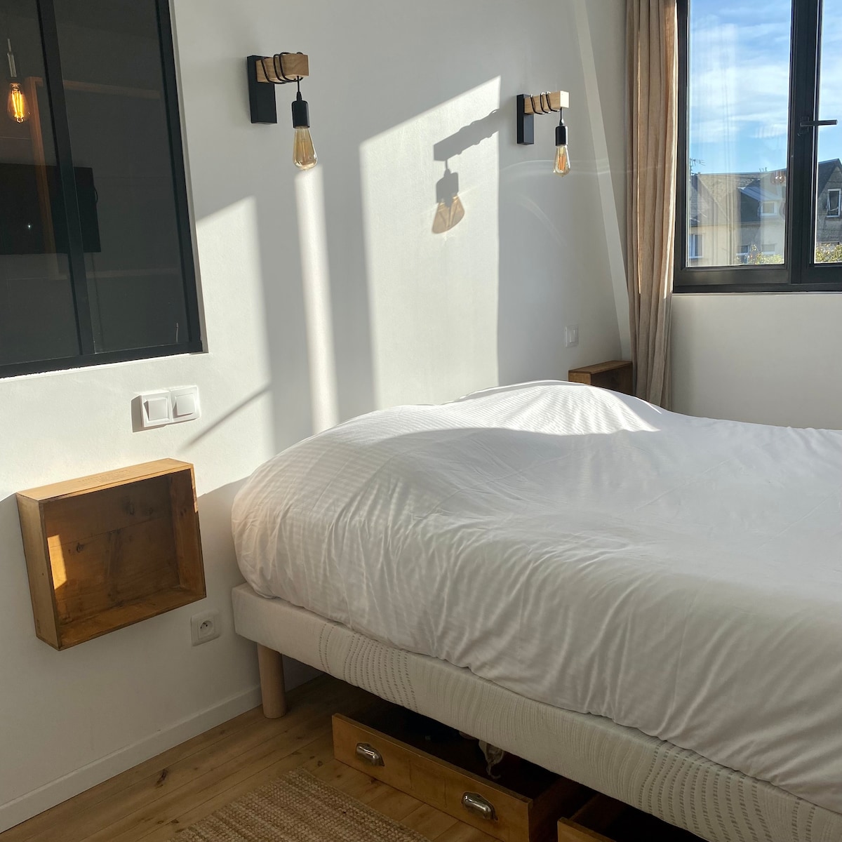 Спалня 1 с 1 двойно легло (160 см x 200 см) 
и самостоятелната душ кабина (душ и мивка, тоалетните са на приземния етаж)
Телевизор в стаята (достъп до Netflix с акаунта ви)