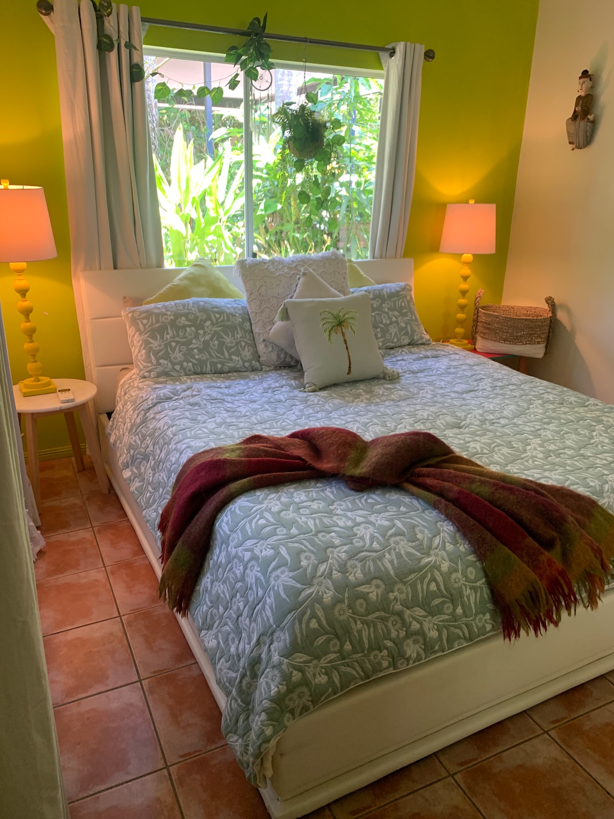 Chumba cha kulala #1 Kitanda cha Kingsize, shabiki wa dari, aircon, WARDROBE na maoni ya bustani.